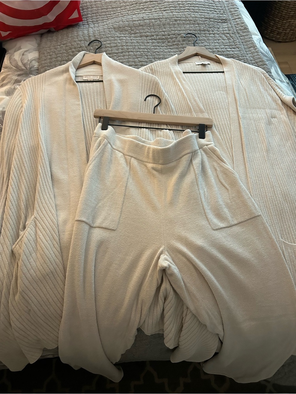 Women’s Barefoot Dreams Almond Cozy Chic Ultra Lite Set in Tall XL.